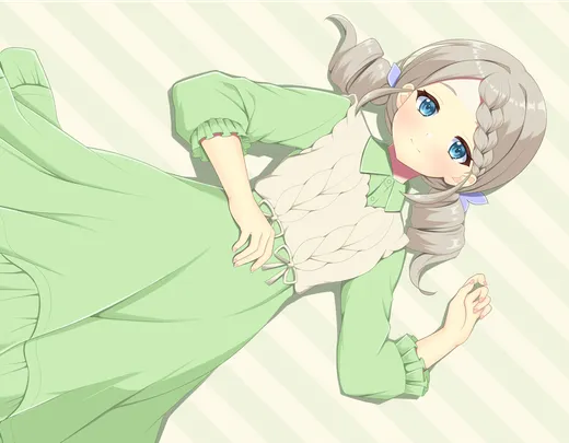 生成りのケーブルニットベストに緑のワンピースを合わせ、三つ編みとブルーのリボンをつけた女の子が、ストライプの上に寝転がっているイラスト